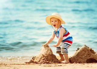 Προετοιμασία του παιδιού πριν ξεκινήσουμε τα καλοκαιρινά μπάνια